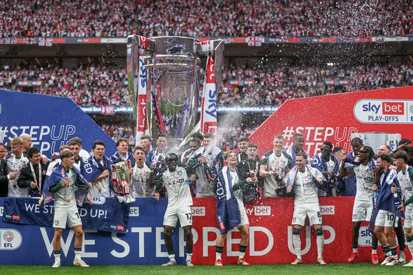 Sunderland, Wembley Stadyumu 'nda 24 Mayıs 2025 tarihinde oynanan ve Sheffield United ile Sunderland arasında oynanan final maçından sonra Premier League' e geri dönmeyi kutluyor.