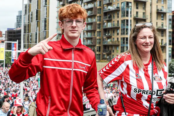 Sunderland taraftarları, 24 Mayıs 2025 'te Londra' daki Wembley Stadyumu 'nda Sheffield United ile Sunderland arasındaki final maçı öncesinde stadyuma geldiler.