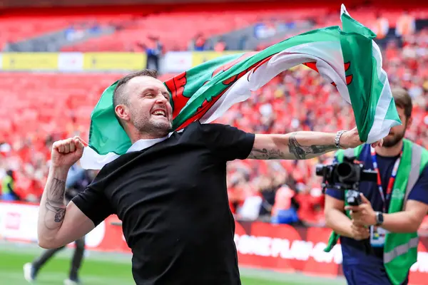 Charlton Athletic 'in teknik direktörü, 25 Mayıs 2025' te Wembley Stadyumu 'nda oynanan Sky Bet 1 Playoff final maçı sonrası Sky Bet Şampiyonası' na terfisini kutluyor.