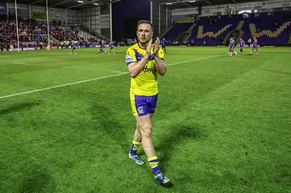 Warrington Wolves 'tan Ben Currie, 23 Mayıs 2025' te İngiltere 'nin Warrington kentinde oynanan 12. Betfred Süper Lig karşılaşmasında taraftarları alkışlıyor.