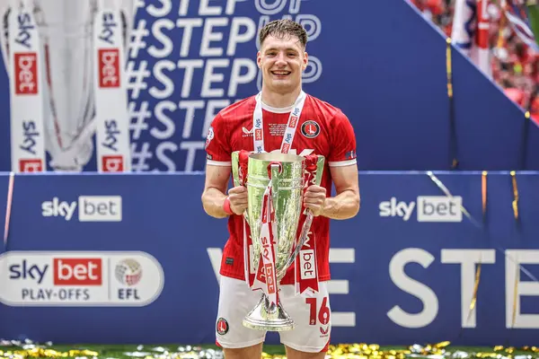 Charlton Athletic takımından Josh Edwards, 25 Mayıs 2025 'te Wembley Stadyumu' nda oynanan Charlton Atletizm ve Leyton Orient maçında kupayla birlikte poz verdi.