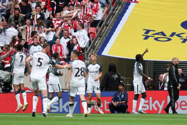 Sunderland 'dan Eliezer Mayenda, 24 Mayıs 2025' te İngiltere 'nin Wembley Stadyumu' nda oynanan ve Sheffield United 'ın Sunderland' a karşı oynadığı final maçında 1-1 kazanmasını kutluyor.