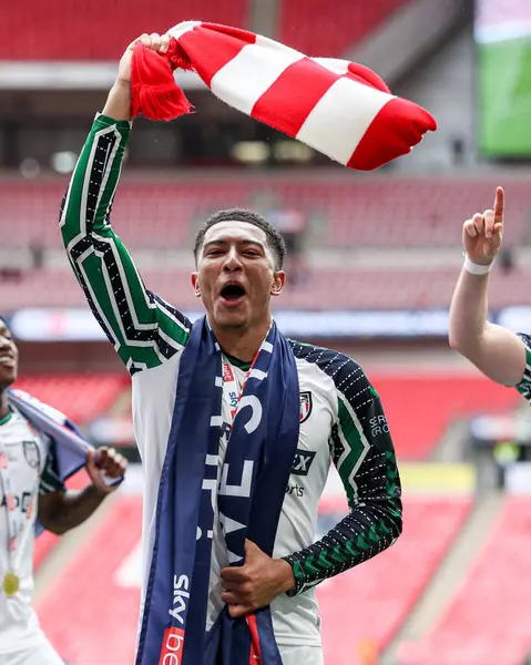 Sunderland 'dan Jobe Bellingham, 24 Mayıs 2025' te İngiltere 'nin Wembley Stadyumu' nda oynanan ve Sheffield United 'ın Sunderland' a karşı oynadığı final maçından sonra Premier Lig 'e geri dönüşünü kutluyor.