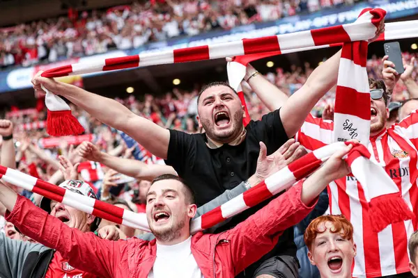 Sunderland taraftarları, 24 Mayıs 2025 'te Wembley Stadyumu' nda Sheffield United ile Sunderland arasında oynanan final maçı sonrasında Premier League 'e geri dönmelerini kutluyor.