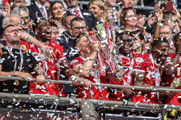 Charlton Athletic, 25 Mayıs 2025 'te Wembley Stadyumu' nda oynanan Charlton Athletic ve Leyton Orient maçında Şampiyonluk Playoff Kupası 'nı kaldırdı.
