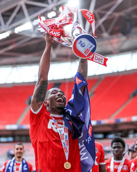 Charlton Athletic takımından Kayne Ramsay, 25 Mayıs 2025 'te İngiltere' nin Wembley Stadyumu 'nda oynanan ve Leyton Orient' e karşı oynanan Sky Bet 1 playoff final maçı sonrasında Sky Bet Şampiyonası 'na tekrar yükselmeyi kutluyor.
