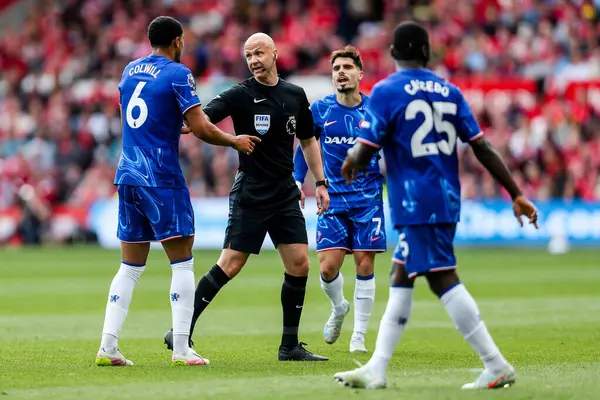 Hakem Anthony Taylor, İngiltere 'nin Nottingham City Ground, Nottingham şehrinde oynanan Premier League maçında Chelsea' li Levi Colwill ile konuştu.