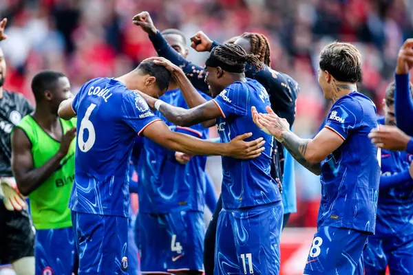 Chelsea Premier Lig maçının ardından Nottingham Forest Chelsea 'ye karşı 25 Mayıs 2025' te İngiltere 'nin Nottingham şehrinde oynanan City Ground maçında kazandığı galibiyet sonrasında Şampiyonlar Ligi' ndeki yerlerini kutluyor.