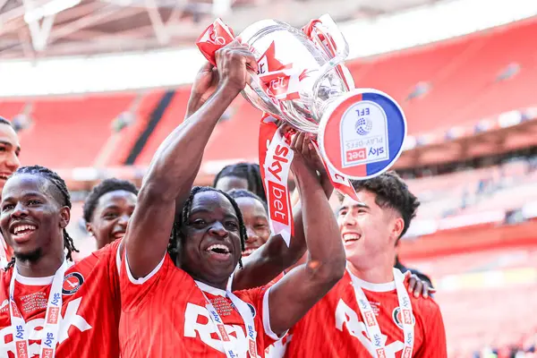 Charlton Athletic takımından Tyreece Campbell, 25 Mayıs 2025 'te İngiltere' nin Wembley Stadyumu 'nda oynanan ve Leyton Orient' e karşı oynanan Sky Bet 1 playoff final maçı sonrasında Sky Bet Şampiyonası 'na tekrar yükselmeyi kutluyor.