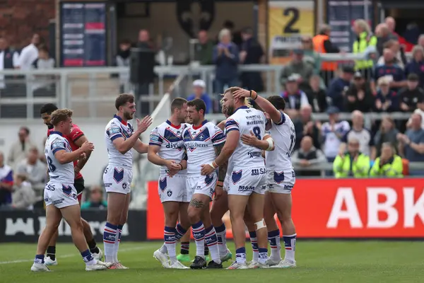 Wakefield Trinity 'den Caius Faatili, 25 Mayıs 2025' te İngiltere 'nin Wakefield kentindeki DIY Kitchens Stadyumu' nda oynanan Betfred Süper Lig karşılaşmasında şansını kutluyor.