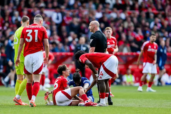 Nottingham Ormanı 'ndan İbrahim Sangare ve Chelsea' den Noni Madueke, İngiltere 'nin Nottingham şehrinde oynanan Premier Lig maçında sakatlandılar.