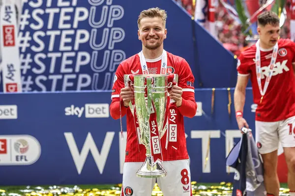 Charlton Athletic takımından Luke Berry, 25 Mayıs 2025 'te İngiltere' nin Wembley Stadyumu 'nda oynanan Charlton Atletizm ve Leyton Orient maçında kupayla birlikte poz verdi.