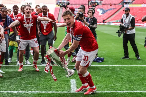 Charlton Athletic takımından Greg Docherty, 25 Mayıs 2025 'te İngiltere' nin Wembley Stadyumu 'nda oynanan Charlton Atletizm ve Leyton Orient maçında play-off finalini kazandı.
