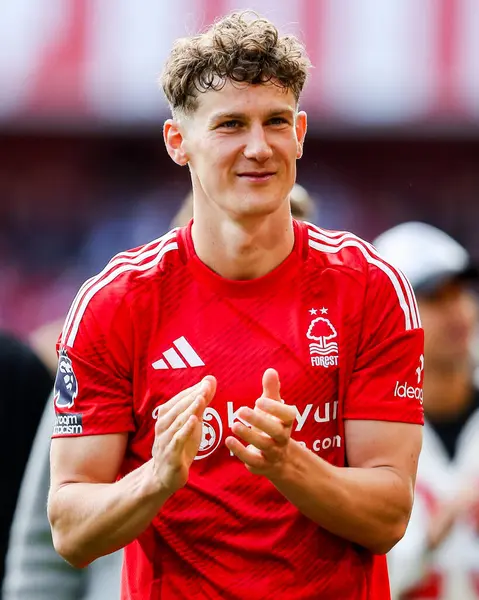 Nottingham Forest oyuncuları ve çalışanları, İngiltere 'nin Nottingham City Ground, Nottingham, 25 Mayıs 2025' te oynanan Premier League maçı sonrasında taraftarların Chelsea 'ye karşı oynadığı maçı kabul ediyor.