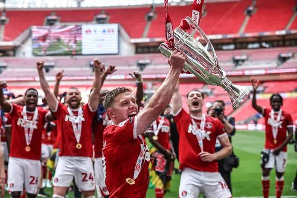 Charlton Athletic takımından Greg Docherty, 25 Mayıs 2025 'te İngiltere' nin Wembley Stadyumu 'nda oynanan Charlton Atletizm ve Leyton Orient maçında play-off finalini kazandı.