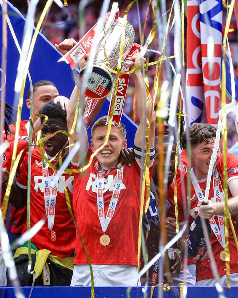 Charlton Athletic, 25 Mayıs 2025 'te Wembley Stadyumu' nda oynanan ve Charlton Athletic 'in Leyton Orient' e karşı oynadığı final maçı sonrasında Lig 1 play-off kupasını kaldırdı.