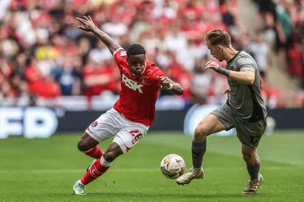 Charlton Atletizm takımından Thierry Small ve Leyton Orient takımından Jack Currie, 25 Mayıs 2025 'te Wembley Stadyumu' nda oynanan 1.