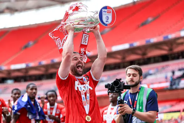 Charlton Atletizm takımından Macaulay Gillesphey, 25 Mayıs 2025 'te Wembley Stadyumu' nda oynanan Sky Bet 1 playoff final maçı sonrasında Sky Bet Şampiyonası 'na terfiyi kutluyor.