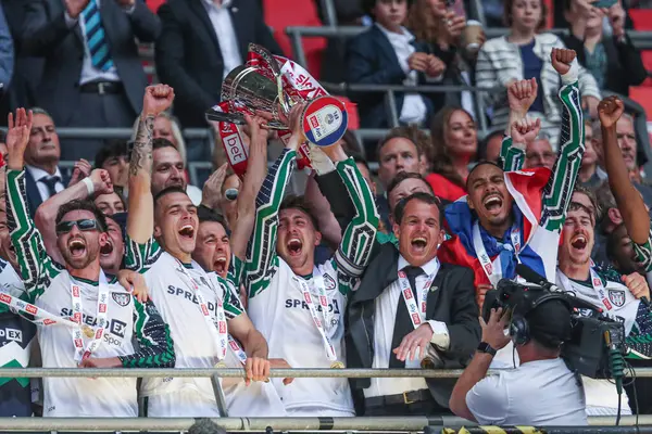 Sunderland, Wembley Stadyumu 'nda 24 Mayıs 2025 tarihinde oynanan ve Sheffield United ile Sunderland arasında oynanan final maçından sonra Premier League' e geri dönmeyi kutluyor.