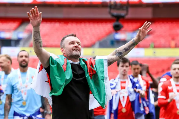 Charlton Athletic 'in teknik direktörü, 25 Mayıs 2025' te Wembley Stadyumu 'nda oynanan Sky Bet 1 Playoff final maçı sonrası Sky Bet Şampiyonası' na terfisini kutluyor.