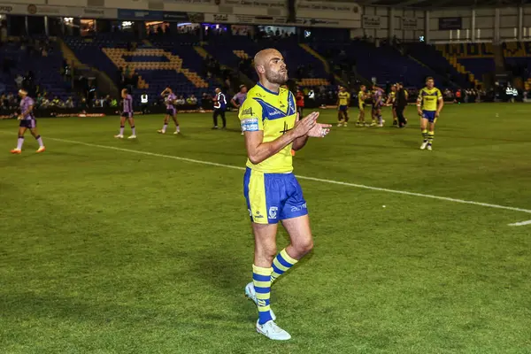 Warrington Wolves 'tan James Harrison, 23 Mayıs 2025' te İngiltere 'nin Warrington kentinde oynanan Betfred Süper Lig karşılaşmasında taraftarları alkışlıyor.