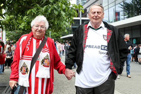 Yaşlı Sunderland çifti, 24 Mayıs 2025 'te Londra' daki Wembley Stadyumu 'nda Sheffield United ile Sunderland arasındaki final maçı öncesinde el ele tutuşarak stadyuma geldiler.