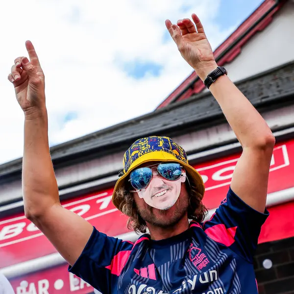 Taraftarlar Premier Lig maçından önce Nottingham Forest Chelsea 'ye karşı City Ground, Nottingham, İngiltere' de 25 Mayıs 2025 'te oynanan maçın keyfini çıkarıyorlar.