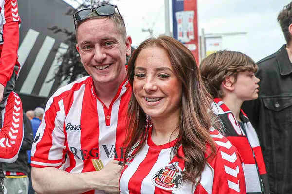Sunderland taraftarları 24 Mayıs 2025 'te Londra' daki Wembley Stadyumu 'nda Sheffield United ile Sunderland arasındaki final maçı öncesinde stadyuma doğru yürüyorlar.