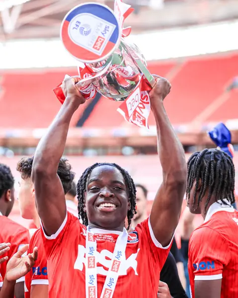 Charlton Athletic takımından Tyreece Campbell, 25 Mayıs 2025 'te İngiltere' nin Wembley Stadyumu 'nda oynanan ve Leyton Orient' e karşı oynanan Sky Bet 1 playoff final maçı sonrasında Sky Bet Şampiyonası 'na tekrar yükselmeyi kutluyor.