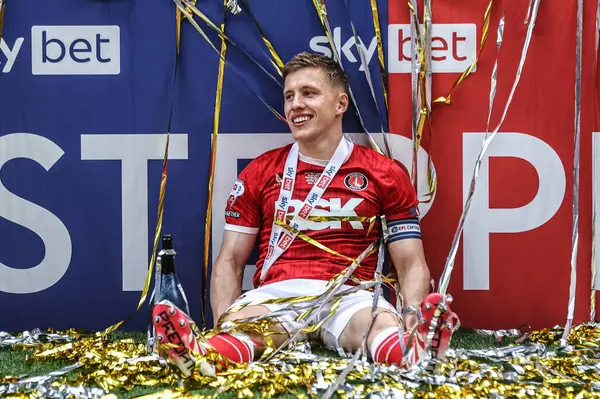 Charlton Atletizm takımından Greg Docherty, 25 Mayıs 2025 'te İngiltere' nin Wembley Stadyumu 'nda oynanan Sky Bet 1 playoff final maçında Lig Bir Playoff finalini kazandı.