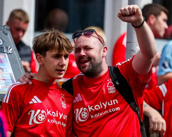Taraftarlar Premier Lig maçından önce Nottingham Forest Chelsea 'ye karşı City Ground, Nottingham, İngiltere' de 25 Mayıs 2025 'te oynanan maçın keyfini çıkarıyorlar.