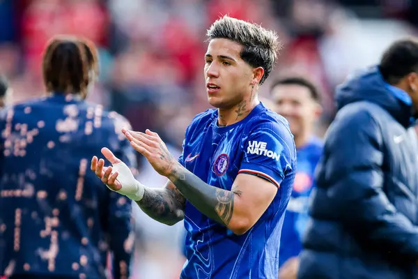 Chelsea Premier Lig maçının ardından Nottingham Forest Chelsea 'ye karşı 25 Mayıs 2025' te İngiltere 'nin Nottingham şehrinde oynanan City Ground maçında kazandığı galibiyet sonrasında Şampiyonlar Ligi' ndeki yerlerini kutluyor.