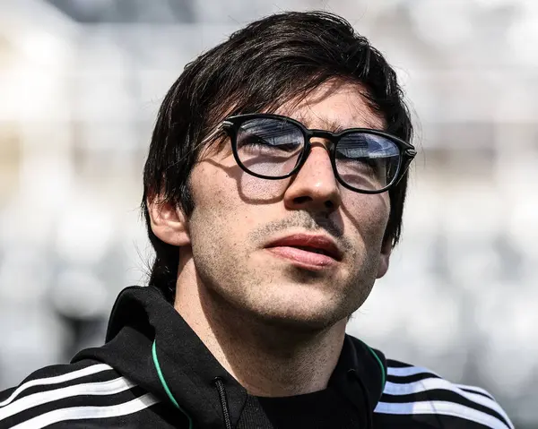 Newcastle United 'lı Sandro Tonali' nin 25 Mayıs 2025 'te St. James' s Park, Newcastle, İngiltere 'de oynanan Premier Lig maçı Newcastle United' a karşı Everton maçında sunduğu güneş gözlükleriyle St. James Park 'ın yansıması.
