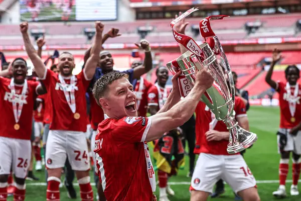 Charlton Athletic takımından Greg Docherty, 25 Mayıs 2025 'te İngiltere' nin Wembley Stadyumu 'nda oynanan Charlton Atletizm ve Leyton Orient maçında play-off finalini kazandı.