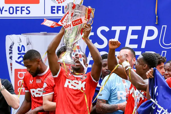 Charlton Athletic, 25 Mayıs 2025 'te Wembley Stadyumu' nda oynanan ve Charlton Athletic 'in Leyton Orient' e karşı oynadığı final maçı sonrasında Lig 1 play-off kupasını kaldırdı.