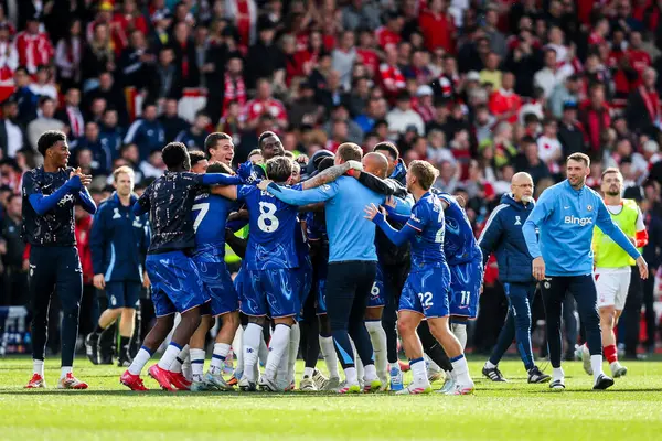 Chelsea Premier Lig maçının ardından Nottingham Forest Chelsea 'ye karşı 25 Mayıs 2025' te İngiltere 'nin Nottingham şehrinde oynanan City Ground maçında kazandığı galibiyet sonrasında Şampiyonlar Ligi' ndeki yerlerini kutluyor.