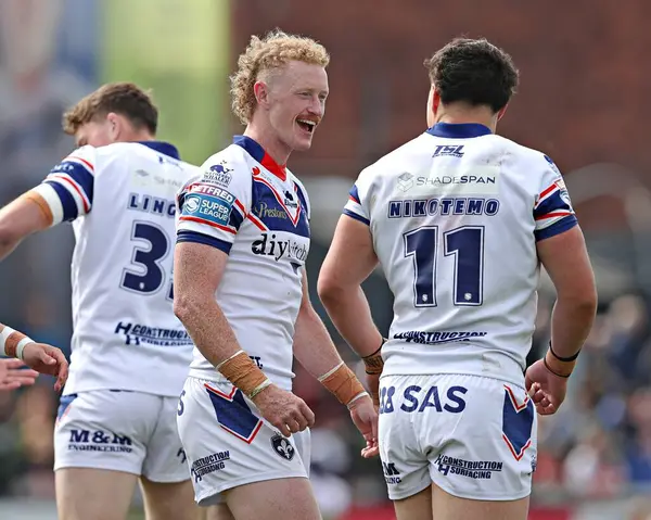 Wakefield Trinity 'den Seth Nikotemo, Wakefield Süper Lig karşılaşmasında Wakefield Trinity' nin Salford Red Devils 'e karşı oynadığı DIY Kitchens Stadyumu, Wakefield, Birleşik Krallık' ta 25 Mayıs 2025 'te Wakefield Trinity ile yaptığı maçı kutluyor.