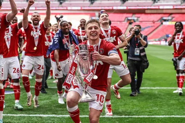 Charlton Athletic takımından Greg Docherty, 25 Mayıs 2025 'te İngiltere' nin Wembley Stadyumu 'nda oynanan Charlton Atletizm ve Leyton Orient maçında play-off finalini kazandı.