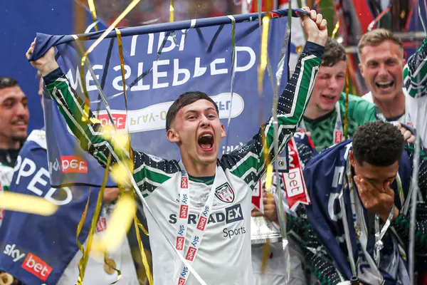 Sunderland 'dan Chris Rigg, 24 Mayıs 2025' te İngiltere 'nin Wembley Stadyumu' nda oynanan ve Sheffield United 'ın Sunderland' a karşı oynadığı final maçından sonra Premier League 'e geri dönüşünü kutluyor.