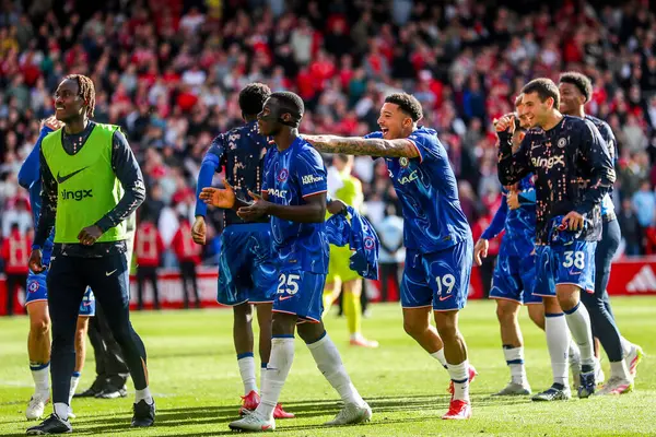 Chelsea Premier Lig maçının ardından Nottingham Forest Chelsea 'ye karşı 25 Mayıs 2025' te İngiltere 'nin Nottingham şehrinde oynanan City Ground maçında kazandığı galibiyet sonrasında Şampiyonlar Ligi' ndeki yerlerini kutluyor.