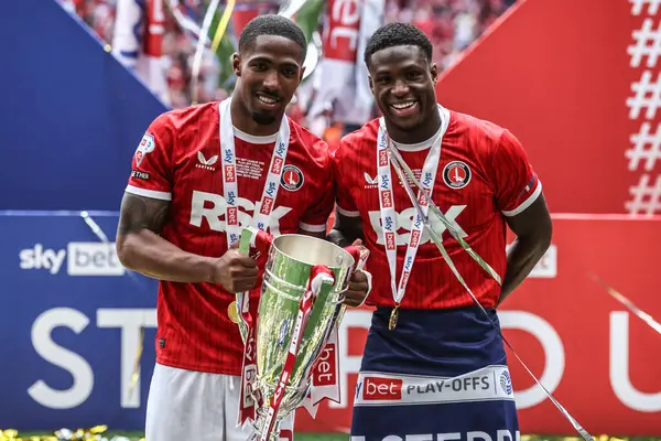 Charlton Athletic 'ten Kayne Ramsay ve Charlton Atletizm' den Thierry Small, 25 Mayıs 2025 'te Wembley Stadyumu' nda oynanan Gökyüzü İddia Ligi 1 Playoff Finali 'nde kupayla poz verdiler.