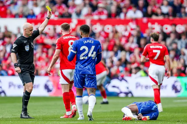 Hakem Anthony Taylor Nottingham Ormanı 'ndan Elliot Anderson' a Premier Lig maçında Nottingham Forest 'ın Chelsea' ye karşı oynadığı City Ground, Nottingham, İngiltere 'de 25 Mayıs 2025' te oynadığı sarı kartı gösteriyor.
