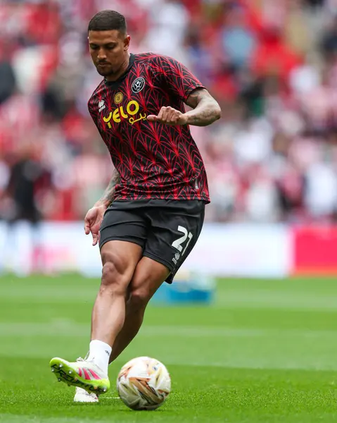 Sheffield United takımından Vinicius Souza, 24 Mayıs 2025 'te İngiltere' nin Wembley Stadyumu 'nda Sheffield United ile Sunderland arasındaki final maçı öncesinde ısınıyor.