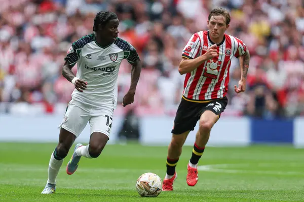 Sunderland 'dan Eliezer Mayenda, Sheffield United takımından Sydie Peck' i 24 Mayıs 2025 'te Wembley Stadyumu' nda Sheffield United 'ın Sunderland' a karşı oynadığı final maçında durdurdu.