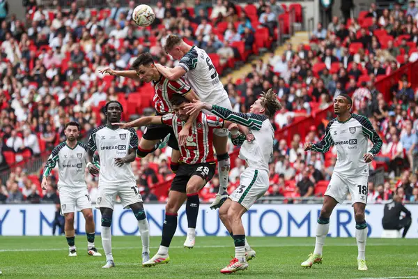 Sunderland 'dan Daniel Ballard, 24 Mayıs 2025' te İngiltere 'nin Wembley Stadyumu' nda Sheffield United ile Sunderland arasındaki final maçında topu sürüyor.