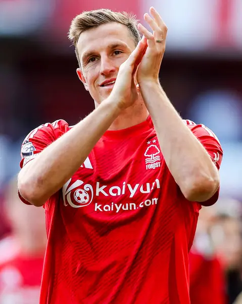 Nottingham Forest oyuncuları ve çalışanları, İngiltere 'nin Nottingham City Ground, Nottingham, 25 Mayıs 2025' te oynanan Premier League maçı sonrasında taraftarların Chelsea 'ye karşı oynadığı maçı kabul ediyor.