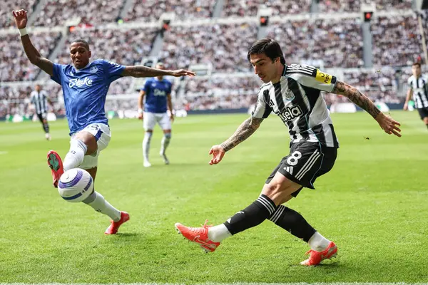 Newcastle United 'dan Sandro Tonali, Everton' dan Ashley Young 'ın Premier Lig maçı sırasında Newcastle United Everton' a karşı St. James 's Park, Newcastle, İngiltere' de 25 Mayıs 2025 'te yaptığı maçta yaptığı baskıyla topu geçiyor.