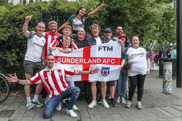 Sheffield United taraftarları 24 Mayıs 2025 'te Wembley Stadyumu' nda Sheffield United ile Sunderland arasında oynanan Sky Bet Şampiyonası final maçı öncesinde