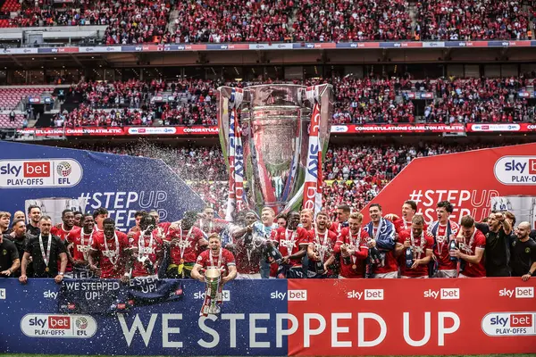 Charlton Athletic, 25 Mayıs 2025 'te Wembley Stadyumu, Londra' da oynanan ve Leyton Orient 'e karşı oynanan Sky Bet 1 playoff final maçında Lig Bir Playoff Final Kupası' nı kaldırdı.