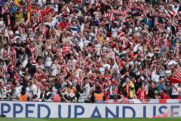 Sunderland taraftarları 24 Mayıs 2025 'te İngiltere' nin Wembley Stadyumu 'nda Sheffield United ile Sunderland arasında oynanan final maçını kutluyorlar.